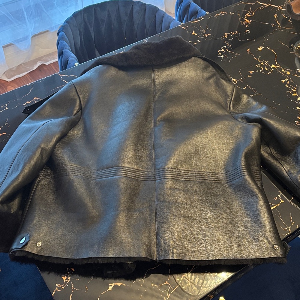 Luxurious Black Shearling Jacket - Picture 8 of 8